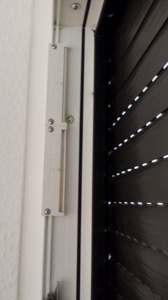Datei:Fensterfalzlüfter im Fensterrahmen.jpg